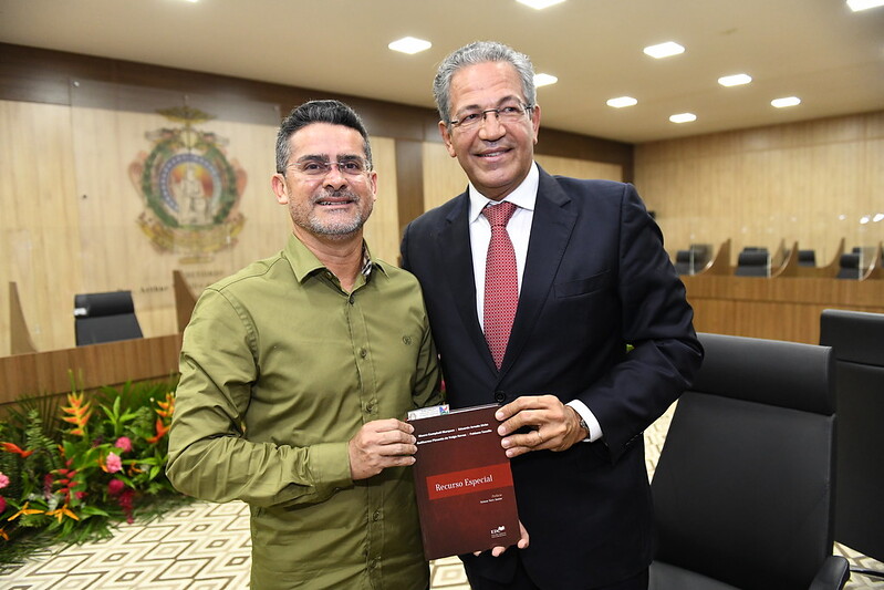 Prefeitura prestigia lançamento de livro de ministro do STJ em Manaus